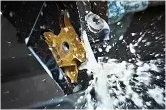 防止切削液發(fā)臭，還鋁合金壓鑄車間一個(gè)良好的環(huán)境